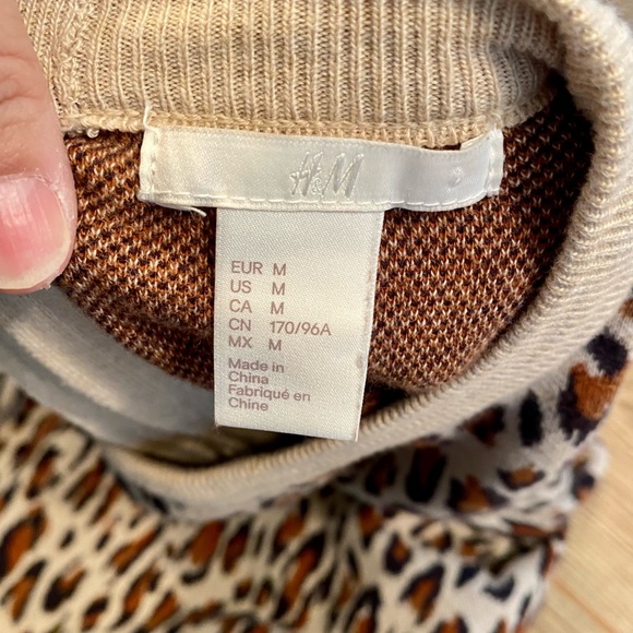 H&M LEOPARD PRINT SWEATER BACK ZIP CREWNECK SOFT SWEATER RIBBED CUFFS MEDIUM - Picture 5 of 14